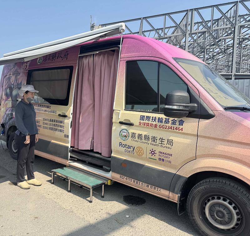 布袋衛生所前進職場變身移動診間 「癌篩加碼」抽iPhone