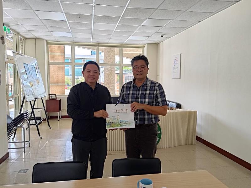 東華大學林俊瑩學務長致贈分局長東華紀念品。