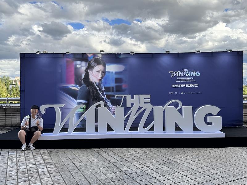 加入永慶房屋後，燕冠妤有高收入和彈性的工時和額外的休假，可以滿足他的追星夢想。