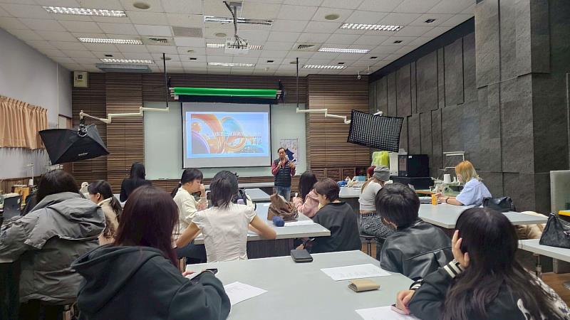 王瑋名原畫師分享AI影音生成的應用。