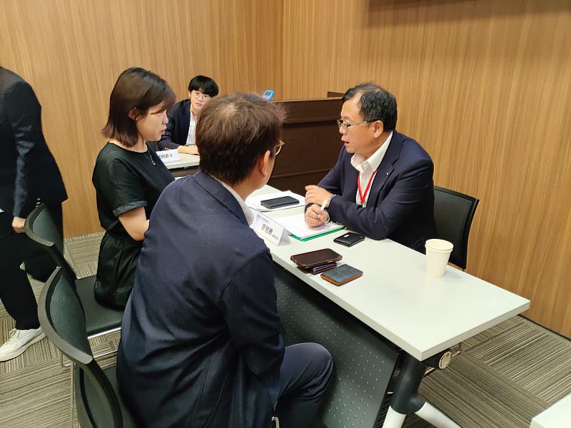 現場設置專屬顧問1對1諮詢區，中衛中心顧問協助農企業對接雙軸轉型資源與解答報名疑問。