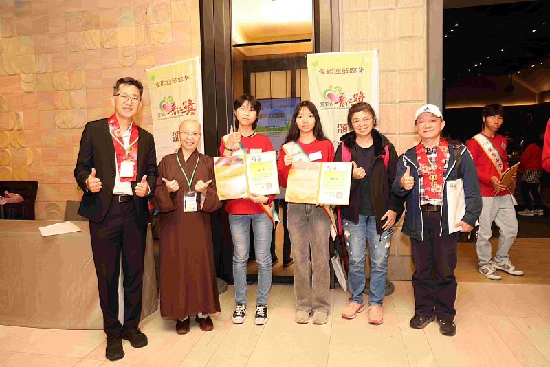 三峽區明德高中附設國中的蘇一榛（左三）、土城區清水高中附設國中9年級的戴婕瓴母女（左三、右四），與靈鷲山新北C區監院寶林法師（左二）及家訪志工分享得獎喜悅。（圖由靈鷲山佛教教團提供）