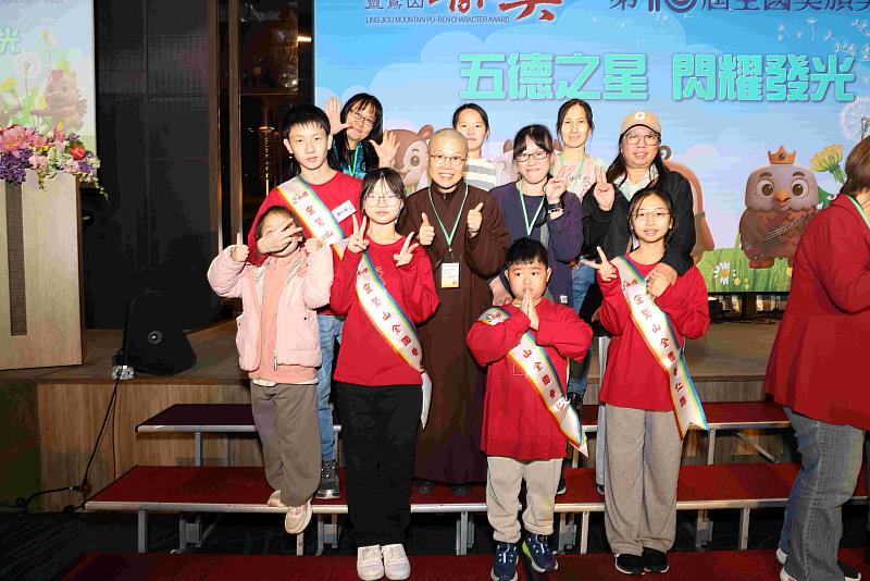 新北市得獎學子與家人，開心與靈鷲山新北B區監院妙依法合影。（圖由靈鷲山佛教教團提供）