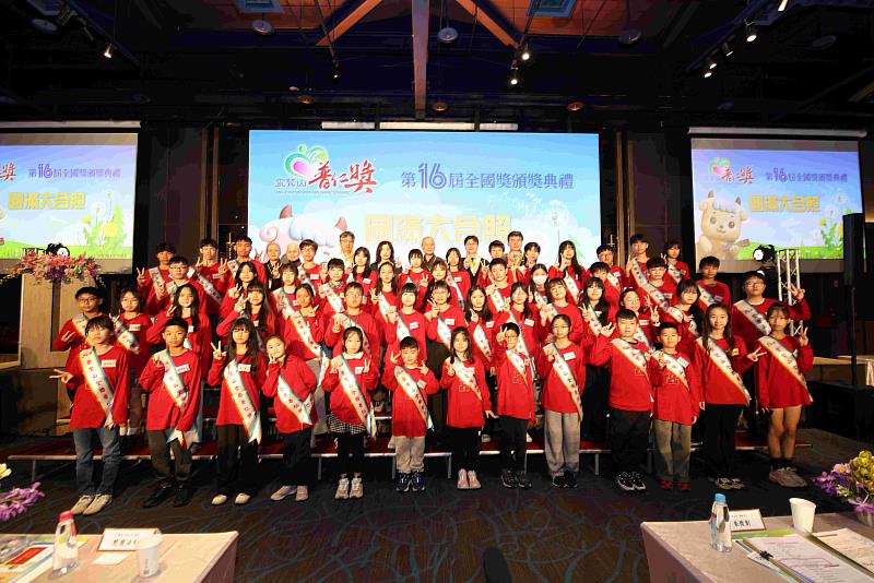 靈鷲山第16屆全國普仁獎得獎學生合影。（圖由靈鷲山佛教教團提供）