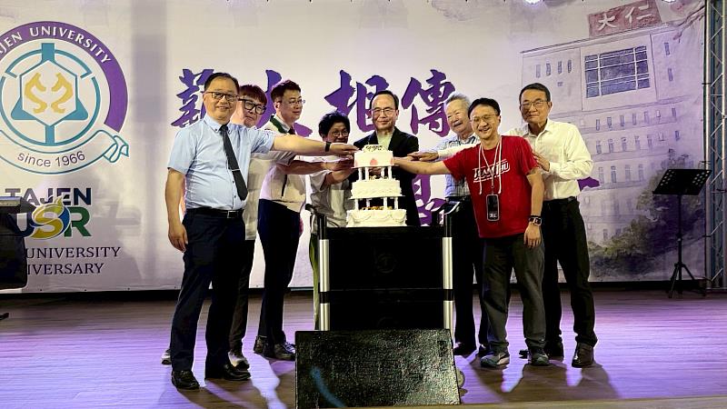 由校長及貴賓共同切蛋糕慶祝大仁科技大學六十週年校慶生日快樂