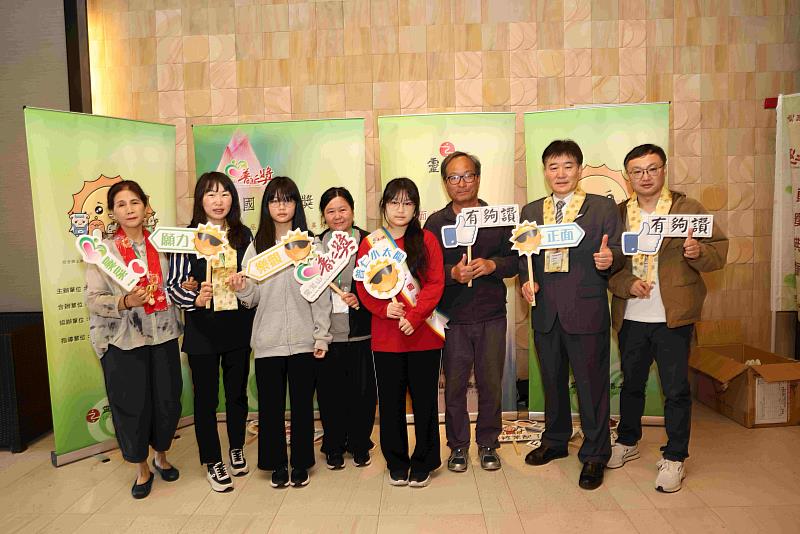 馬祖中山國中陳彩綺(右四)與連江縣副縣長陳冠人(右二)、教育處科長曹琇君(左二)、秘書陳學中(右一)及家人分享獲獎榮耀。(圖由靈鷲山佛教教團提供)