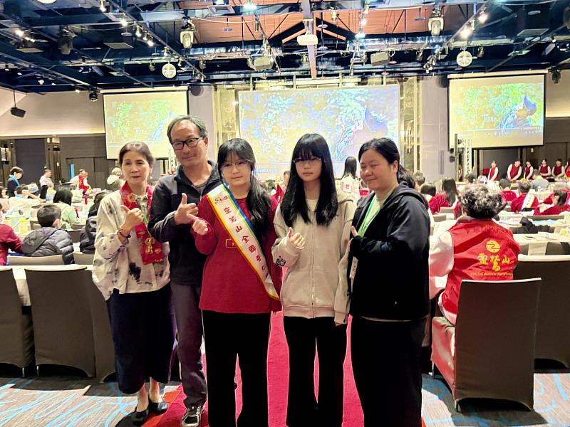 馬祖中山國中陳彩綺獲全國普仁獎肯定,父母、妹妹、家訪志工都與有榮焉。(圖由靈鷲山佛教教團提供)