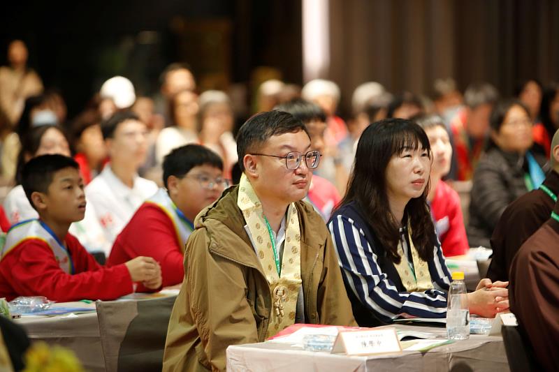 連江縣教育處科長曹琇君（前右一）、秘書陳學中（前左一）出席第16屆靈鷲山全國普仁獎頒獎典禮。（圖由靈鷲山佛教教團提供）