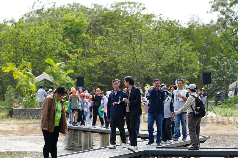 內湖國小師生變身招潮蟹參加蟹田開箱。