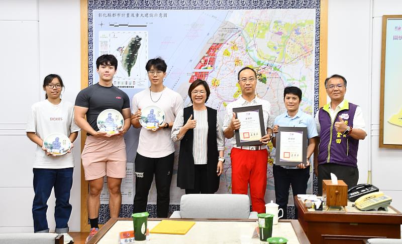 縣長接見體壇之光-拔河隊合影(左一賴亭諭)、左二許永泰、左三劉光祐)