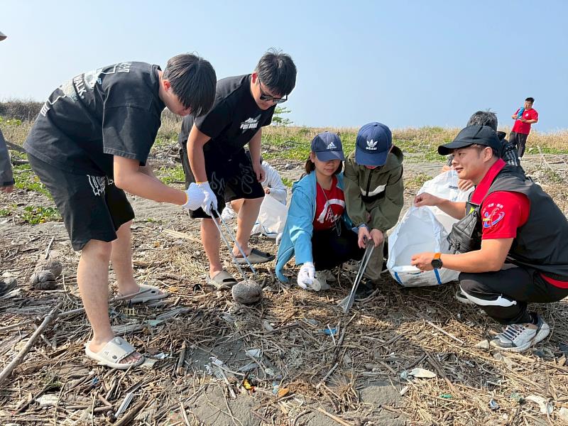 南北齊心 守護海洋高雄市救國團青年節永續環保行動