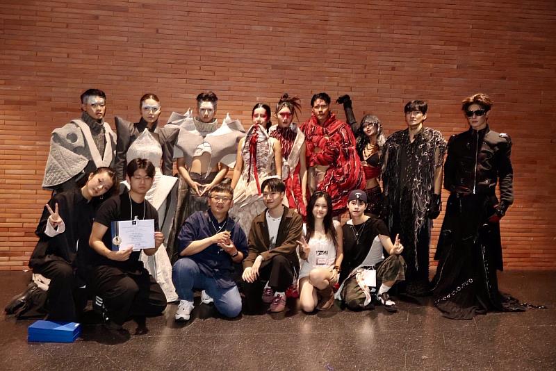 優秀作品《BROQUÉ》、《BETONHAUT》、《BETONHAUT》設計師等團隊與帶隊教師周尹庠副教授合影。