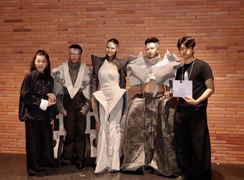 《ETONHAUT》靈感來源來自於理性的建築概念，將「精確」與「對稱」落實於整體造型設計裡的服裝呈現。