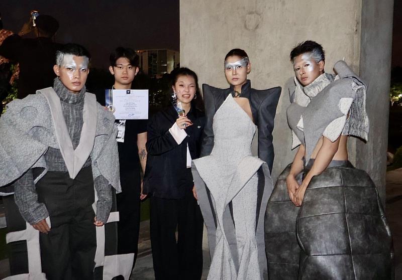 參賽代表崔友亮、林芷杏與泰籍演出模特兒合影。