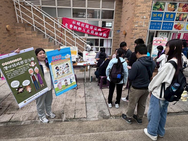 護理人員主動進行衛教解說，增進教職員工生防疫認知。