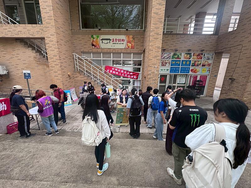 教職員工生踴躍參與防疫篩檢，展現高度健康意識。
