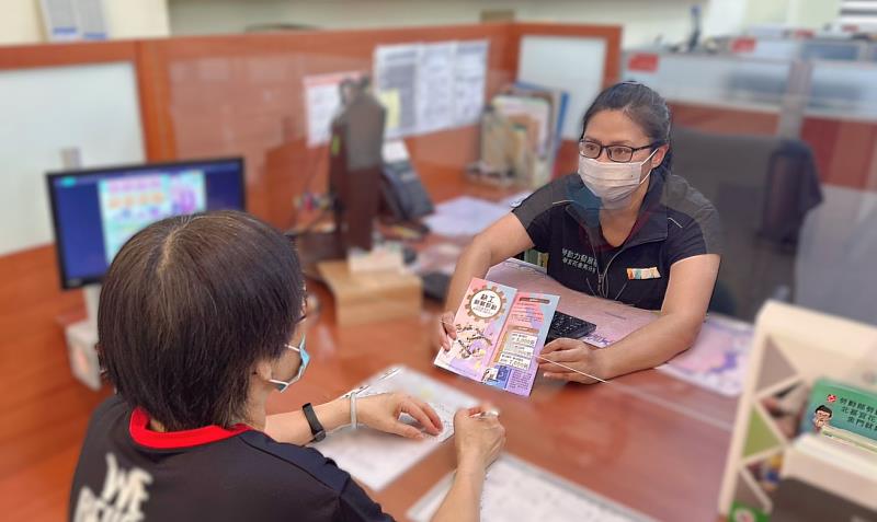 北分署就業中心就服員（右）為民眾說明勞動部照顧服務就業獎勵內容。（非文中個案）