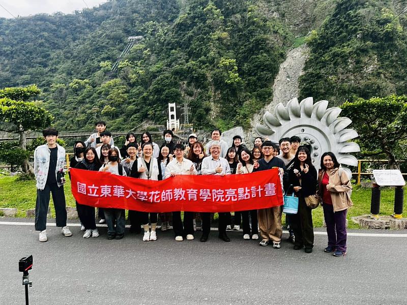 全員合影:潘文福院長與師資生於銅門電廠前合影,展現團隊活力。