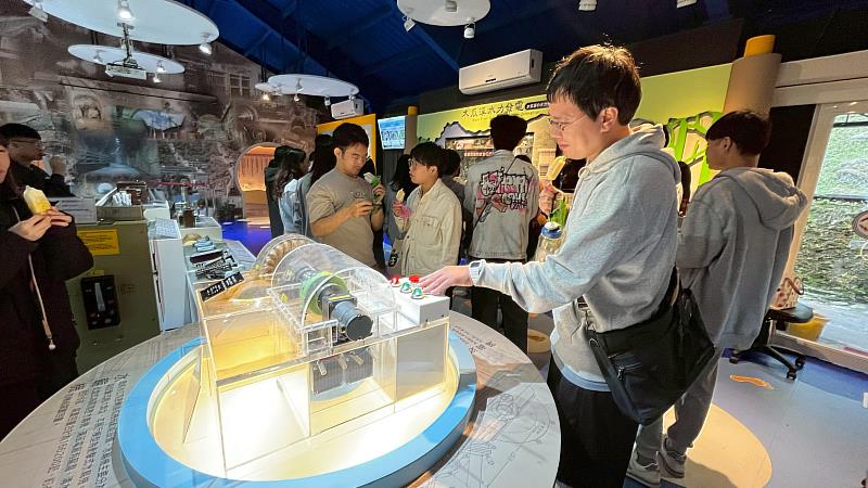互動學習:參觀學生操作水輪機模型及測試燈泡耗電量。