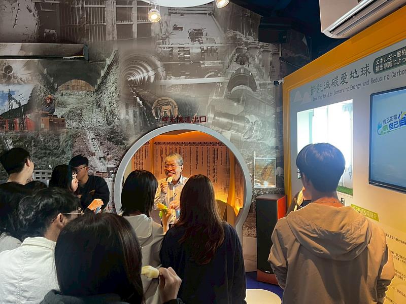在地生活:潘文福院長與學生一同品嚐電廠特色冰品,並解說水資源與地方產業的連結。