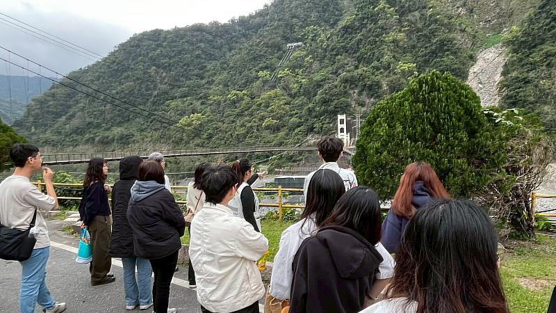 專業導覽:導覽員向學生解說水力發電與環境影響之關聯。
