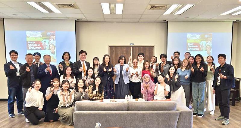 貝里斯駐臺大使梅凱瑟（Katherine Vanessa Meighan）與暨大外籍學生面對面交流全體合影。