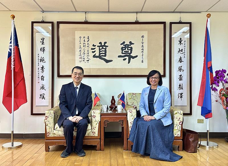 貝里斯駐中華民國(臺灣)特命全權大使梅凱瑟(Katherine Vanessa Meighan)訪問暨大,校長武東星(左)親自接待。