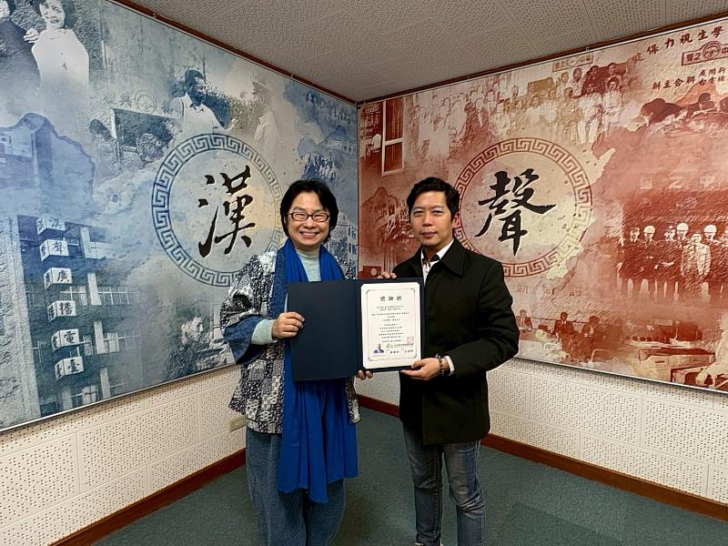 台灣尤努斯基金會董事長蔡慧玲（左）頒贈廣播專訪感謝狀予台灣社會創新永續發展協會理事長楊修坤（右）。