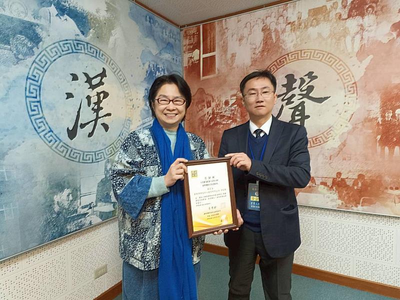 群景國際商務法律事務所所長蔡慧玲律師(左)頒贈廣播專訪感謝狀予台大保險經紀人股份有限公司總經理(右)。