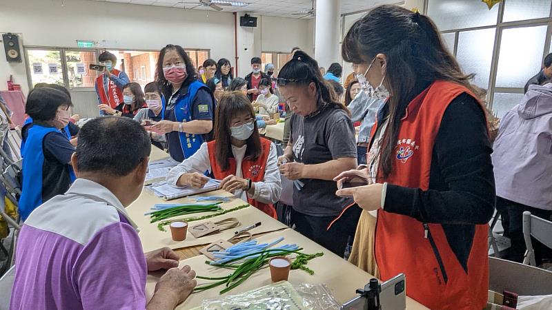 義工夥伴動手做作品。