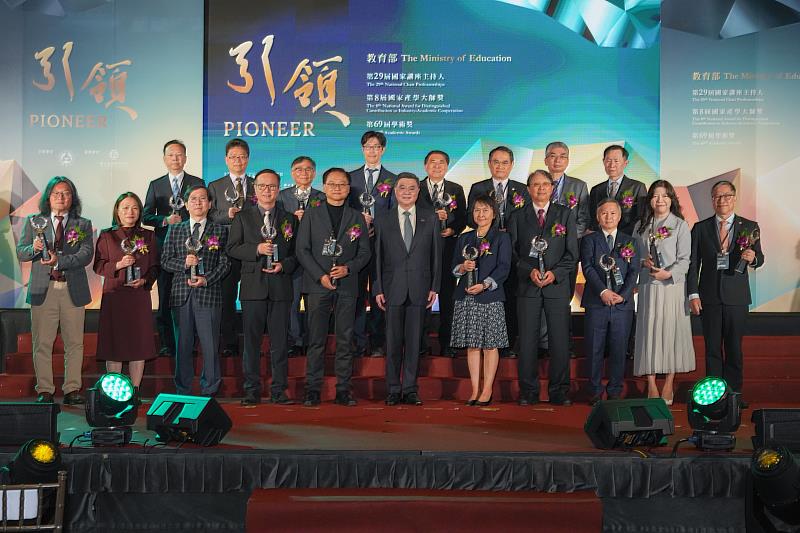 教育部第69屆學術獎得獎者與行政院卓榮泰院長合影。（第1排右1為余明隆校長）照片來源：教育部