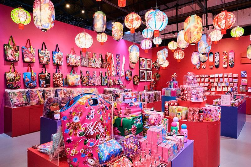 《蜷川實花展 with EiM:彼岸之光,此岸之影》展覽商店一隅。圖/聯合數位文創提供
