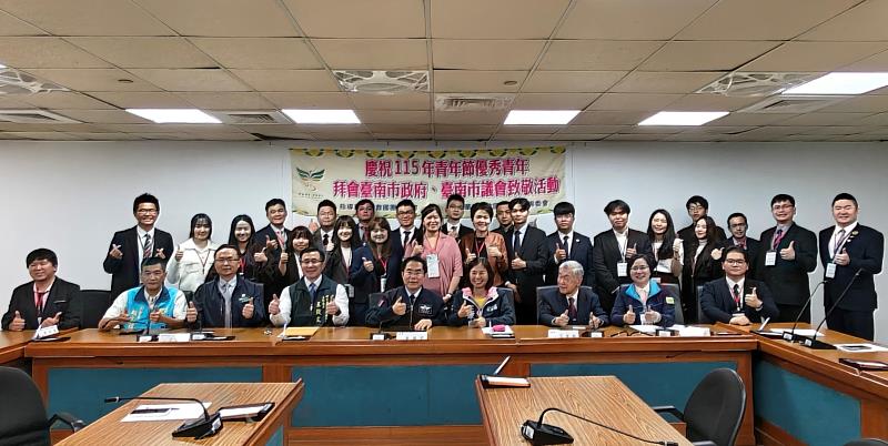 臺南市長黃偉哲（前排中）接見115年優秀青年，台灣人壽青世代保險顧問投入公益、社會服務卓越表現獲肯定。／臺南市團委會提供