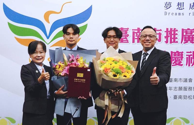 台灣人壽飛雁通訊處保險顧問楊翱熏(左2)、朱漢翔(右2)獲臺南市大專優秀青年,李良展處經理(右1)見證榮耀。/中金院提供
