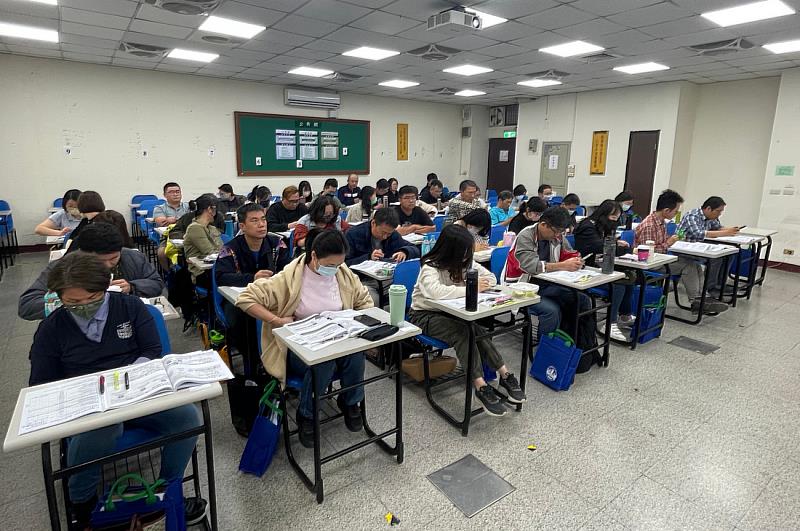 勞工專班學員認真聽講。