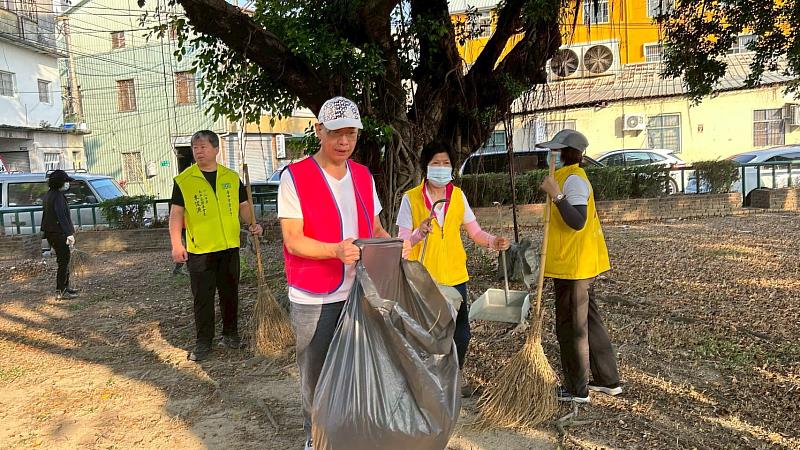 義工打掃公園。