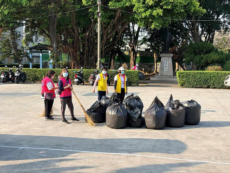 義工打掃社區。