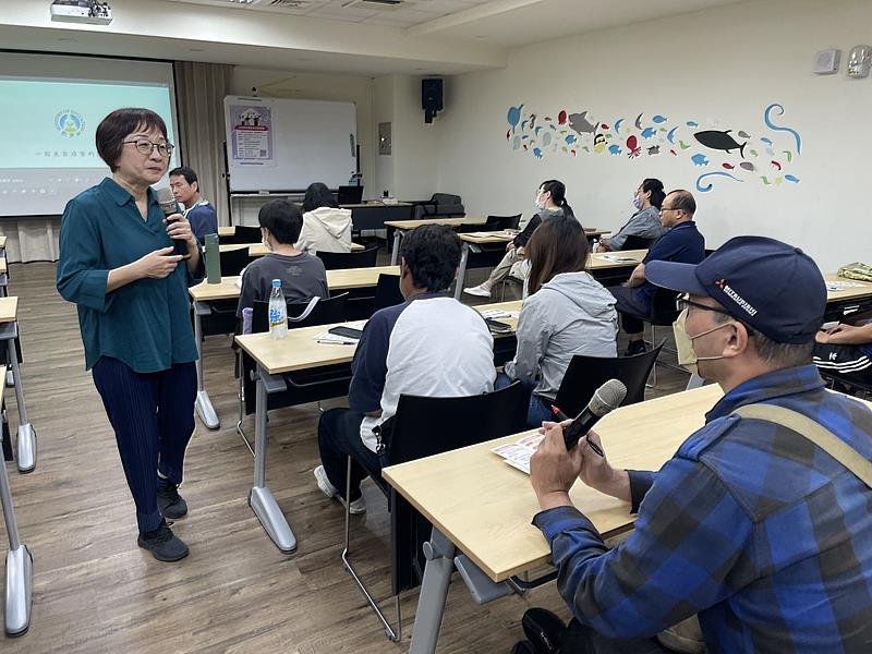 學員們認真聽課並回應老師看到影片中的多元家庭議題有哪些。