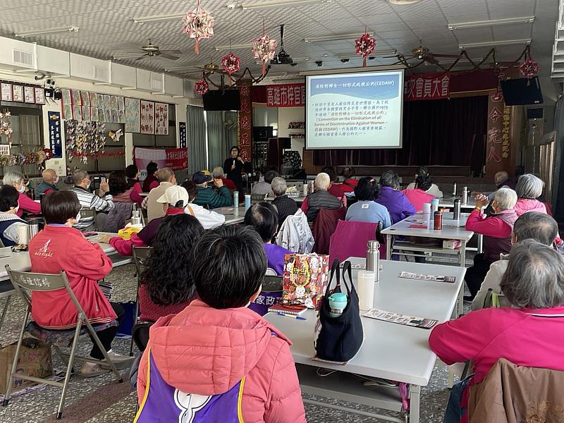 社區民眾專注地聆聽老師講解何謂CEDAW公約。