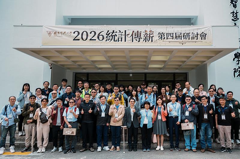 與會貴賓於「數據與人工智慧專業學院」大樓前大合照。