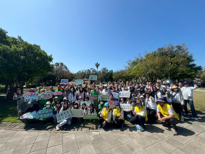 「青銀淨堤撿塑大行動」近日展開，信義房屋號召高雄區業務同仁共70人參與行動。