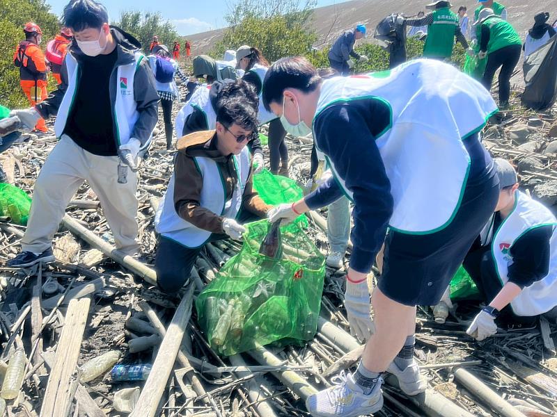 信義房屋志工與南華大學學生以及水環境巡守隊資深成員一同沿著北港溪步行撿拾垃圾。