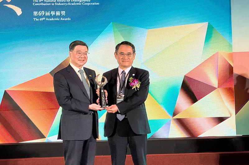 現任國科會政務副主委的中央大學電機系林法正講座教授（右）從行政院卓榮泰院長（左）手中獲頒教育部第69屆學術獎。