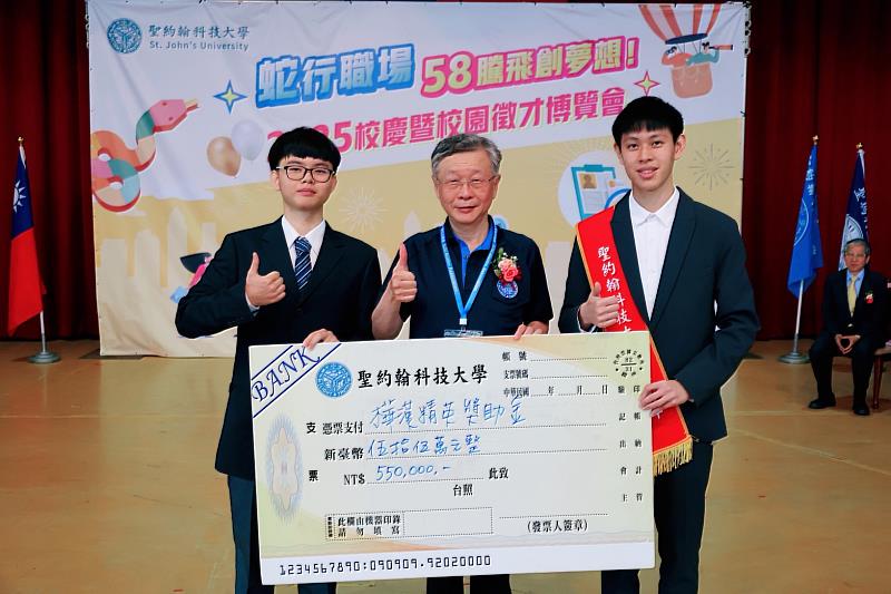 曾鴻鍊執行董事（中）頒發「樺漢菁英獎學金」給電機工程系楊又霖同學（左）及劉毅安同學（右），高額獎助學金幫助學生安心就學。