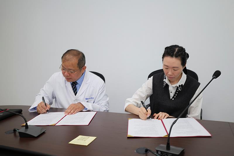 雲科大人科學院教育科技研究中心主任吳婷婷與成大醫院斗六分院院長何宗憲簽署合作意向書。