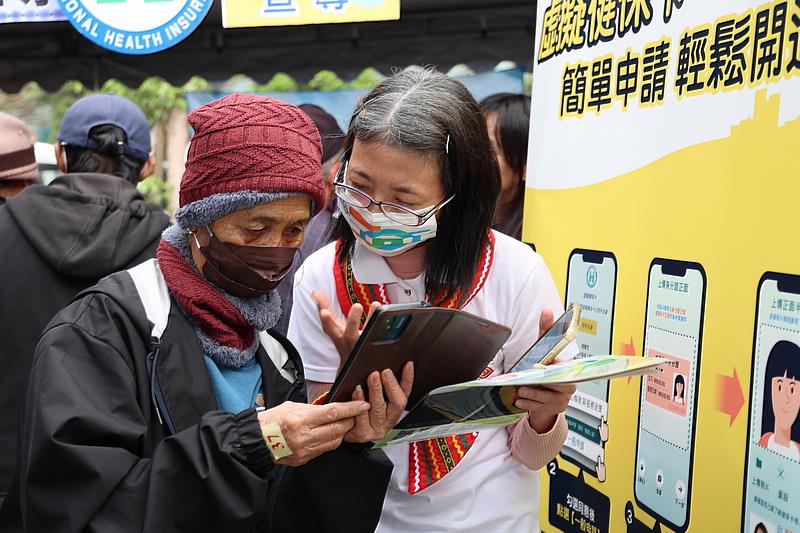 東區全人照護的創新模式之一是將醫療場域延伸至生活場域，以數位花東為全人照護創造幸福，呼應過去「全村一起照顧老人和小孩」的鄰里互助概念。圖為花蓮慈院於秀林鄉展開第2期的全人啟動，健保署人員在地方長者使用資訊管理健康上提供協助。