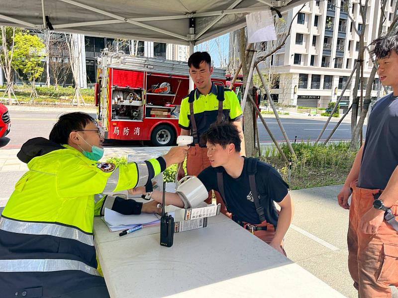 大樓外部設立REHAB（後勤照護）專區，建立長時間救災人員輪替機制。