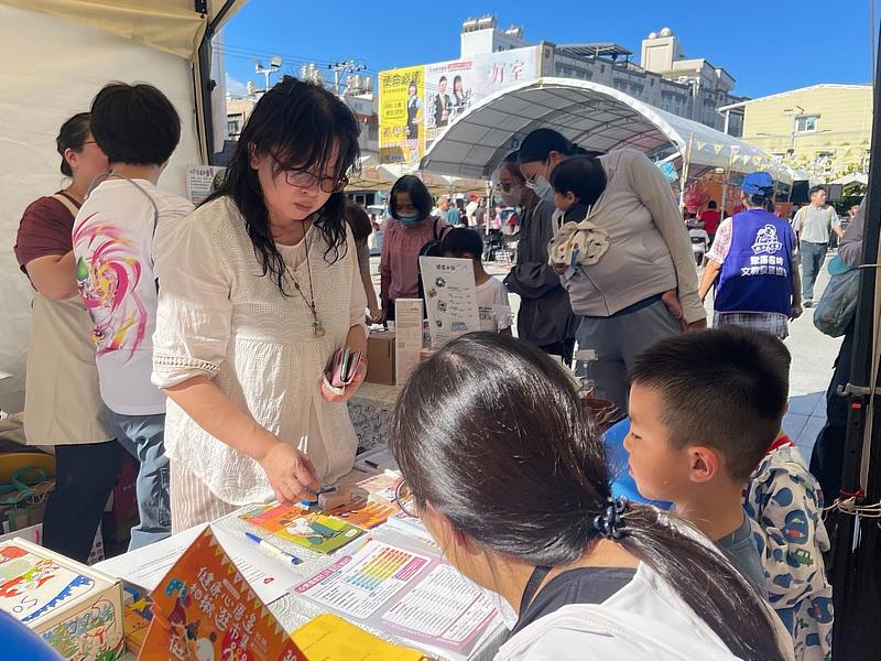 社會處方箋將個人健康從醫療延伸到生活中，同時連結社會資源做到健康管理與社會保障，達到幸福指數。圖為民眾參加花蓮慈濟醫院辦理的心理健康園遊會。