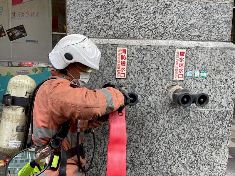 消防人員利用連結送水管執行「高效垂直供水戰術」。
