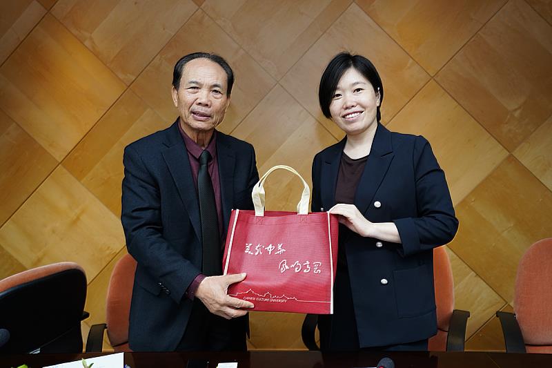 Nguyen Tien Luan校長與文化大學王青組長交換禮物，並對文化大學教學成果表達肯定。